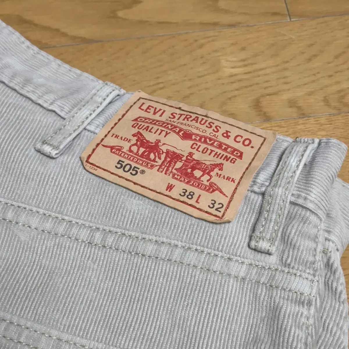 [38] Levi's 505 Corduroy