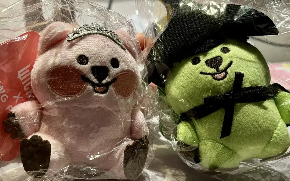 Wicked doll sells 2 versions of the keyring and flower (Elphaba/Glinda)