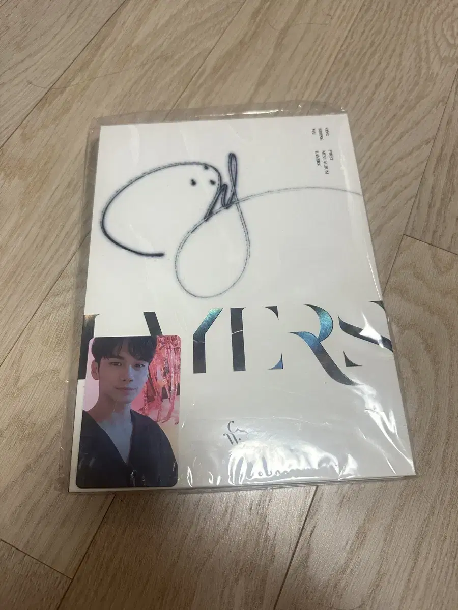 Seongwu Ong sign album + photocard set