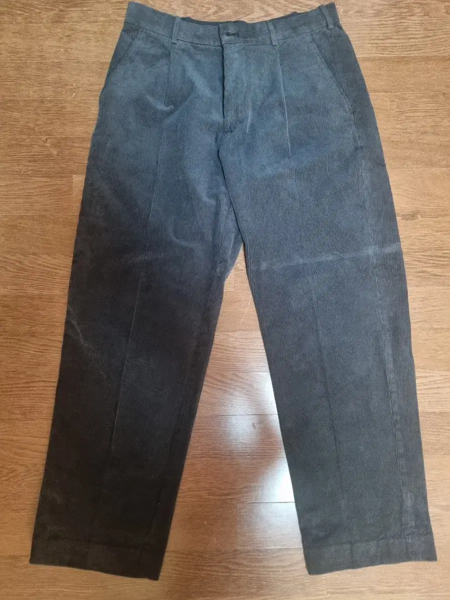 Uniqlo One-Tuck Corduroy Trousers M