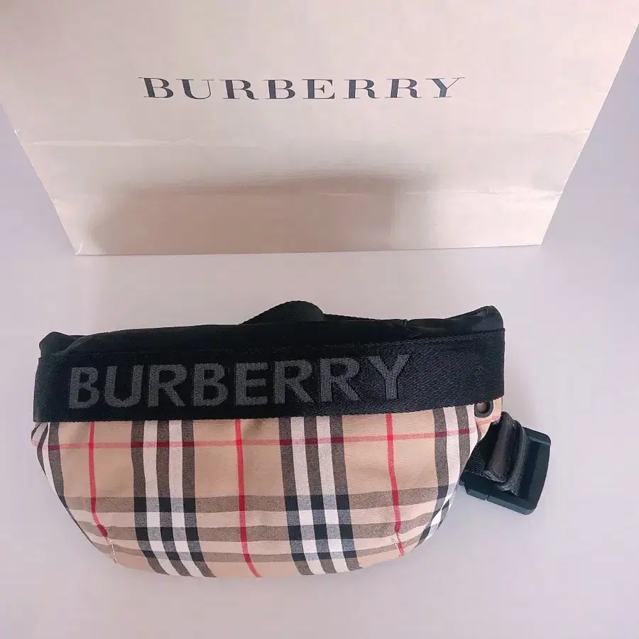 [급처!!! 거의 새상품] BURBERRY 버버리 힙색