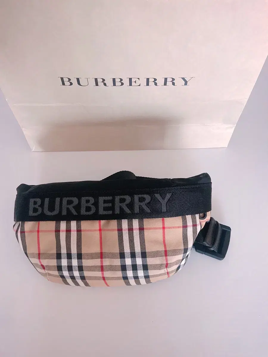 [급처!!! 거의 새상품] BURBERRY 버버리 힙색