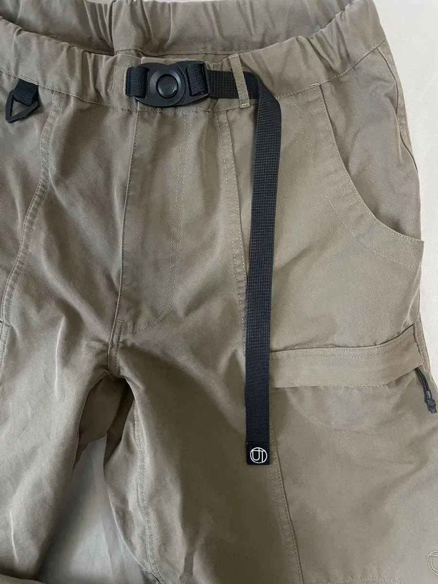 [Outstanding Cargo Pants: Khaki]