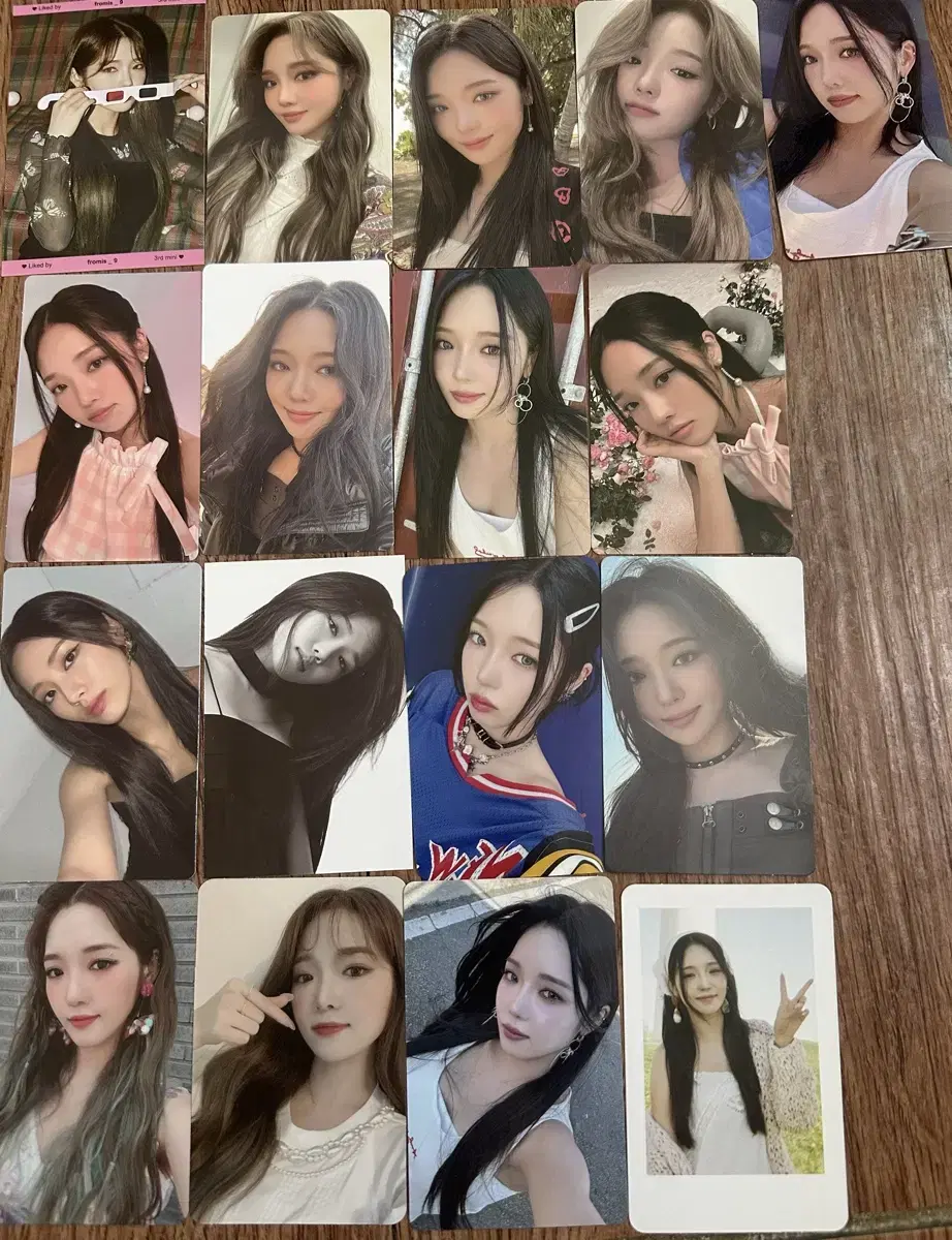 Fromis 9 roh jisun sells photo cards.