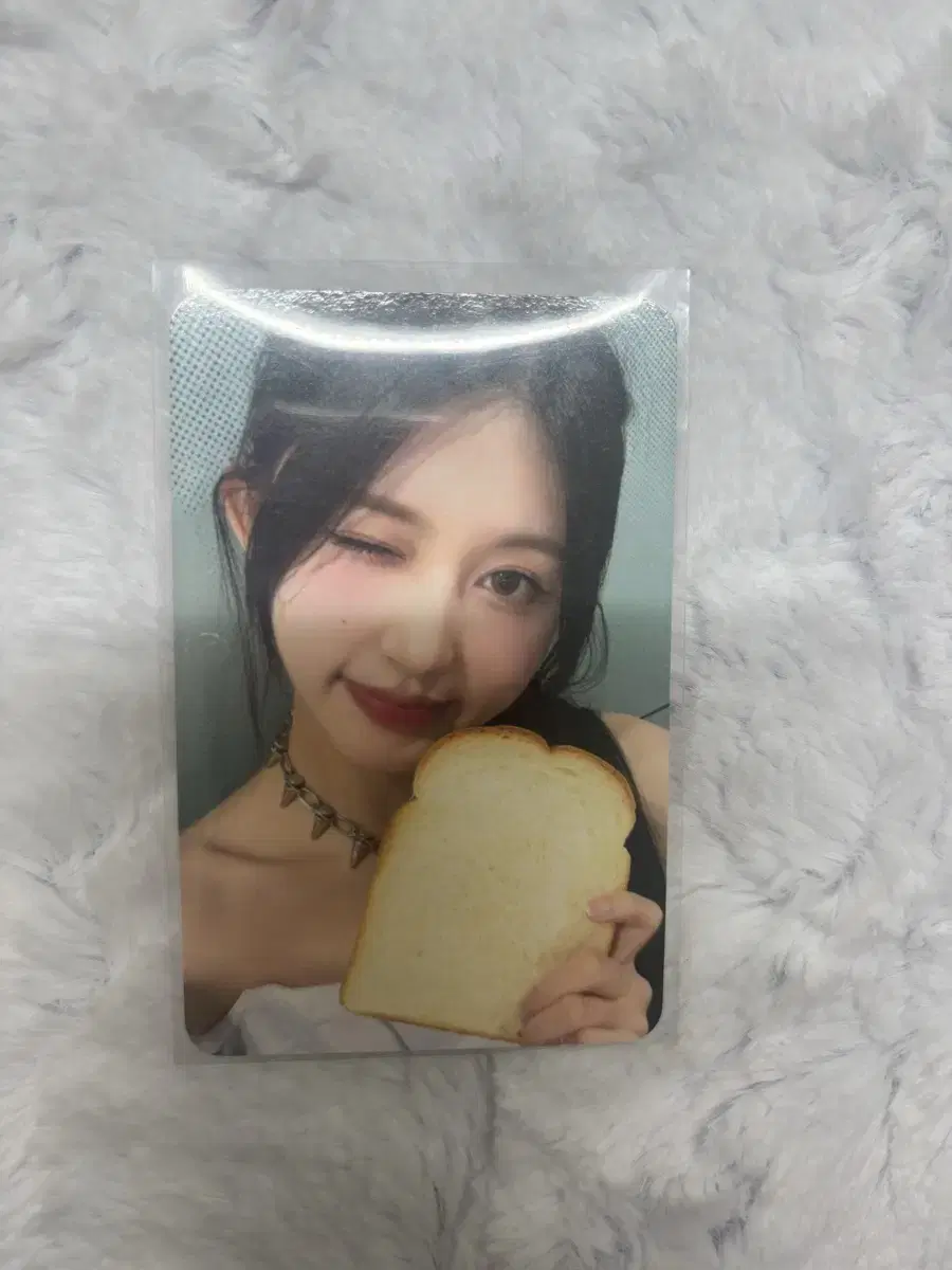 ive gaeul with muu luckydraw Bread