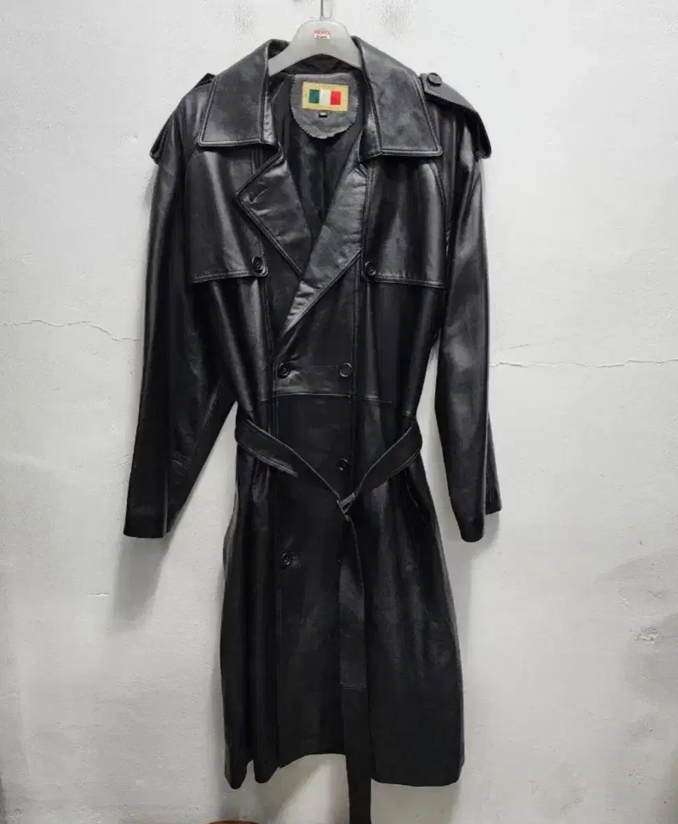 Real Italian sheepskin coat (100% markings)