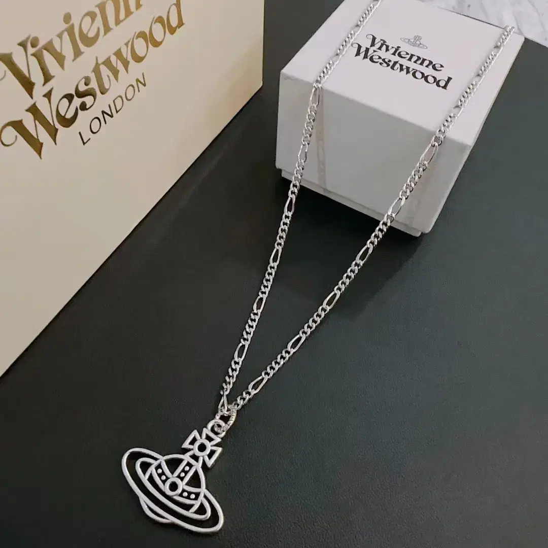 vivienne Westwood 새턴 목걸이