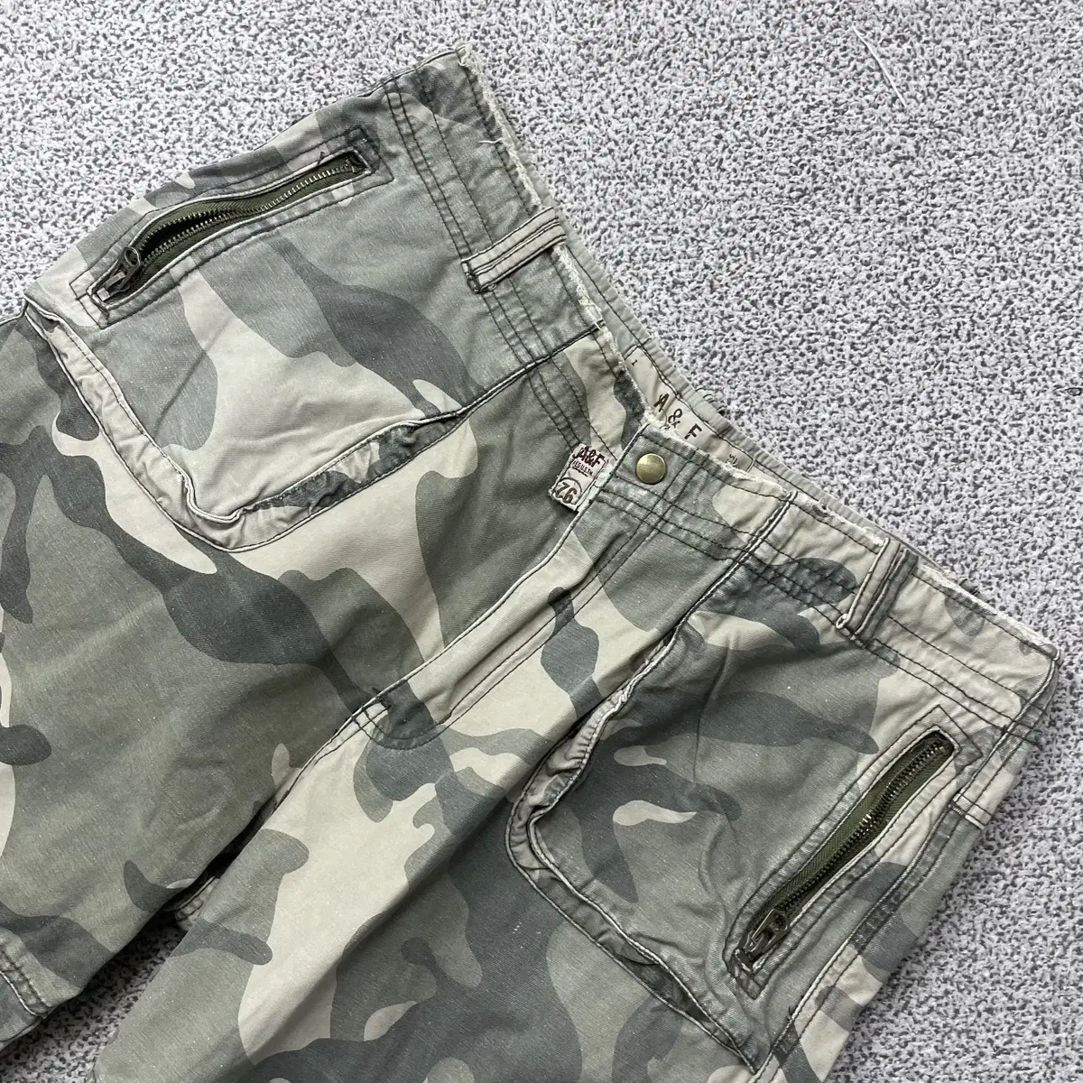 Abercrombie Vintage Cargo Camo Jogger Pants 34 .241122