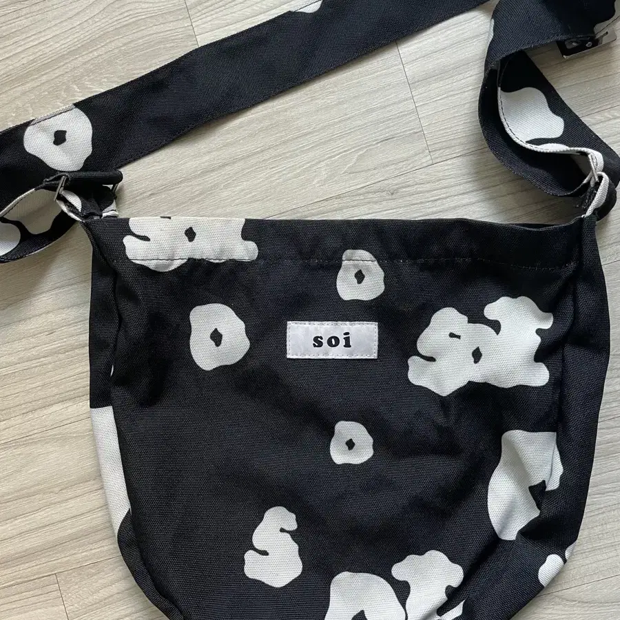 Soi cow cross bag (소이 카우 크로스백) 블랙