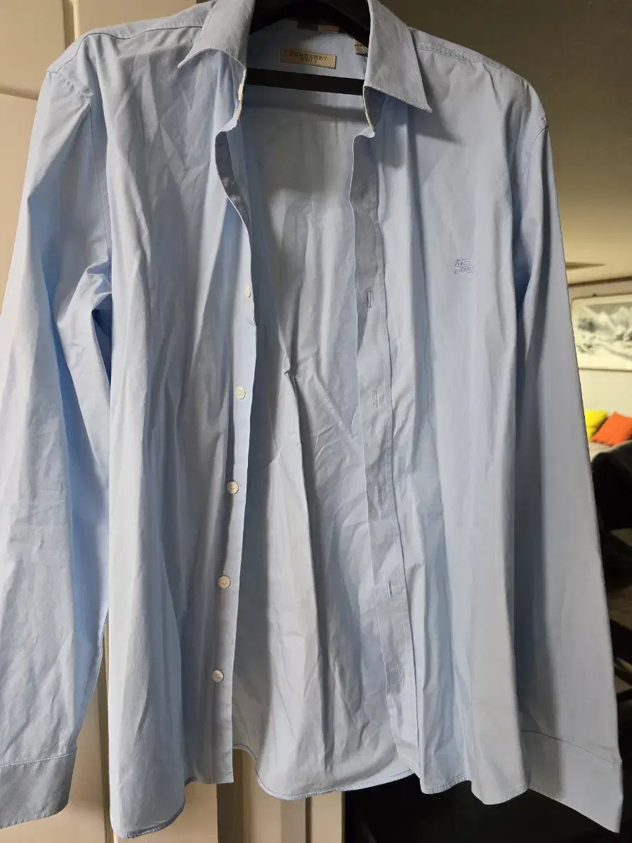 I am selling a genuine Burberry haneul shirt in size 95-100.