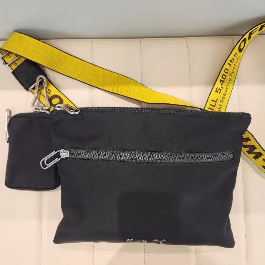 오프화이트 크로스백 Off-White Core Flat Crossbody