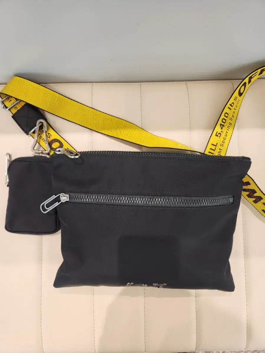 오프화이트 크로스백 Off-White Core Flat Crossbody