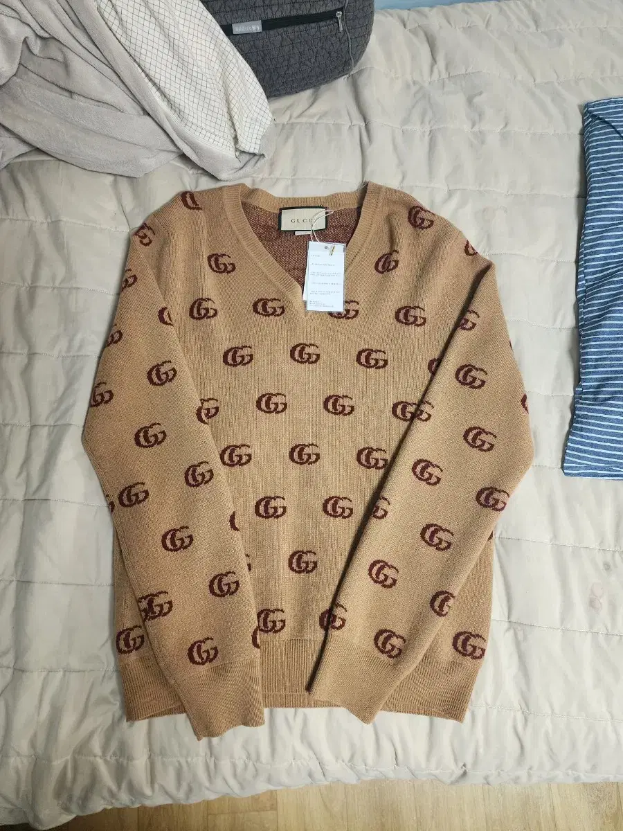 Gucci Logo V-neck Knit