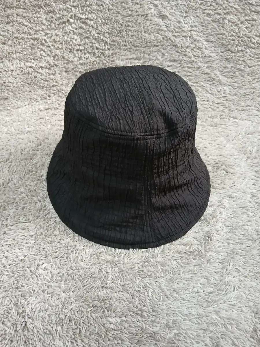 Black bucket-shaped hat New