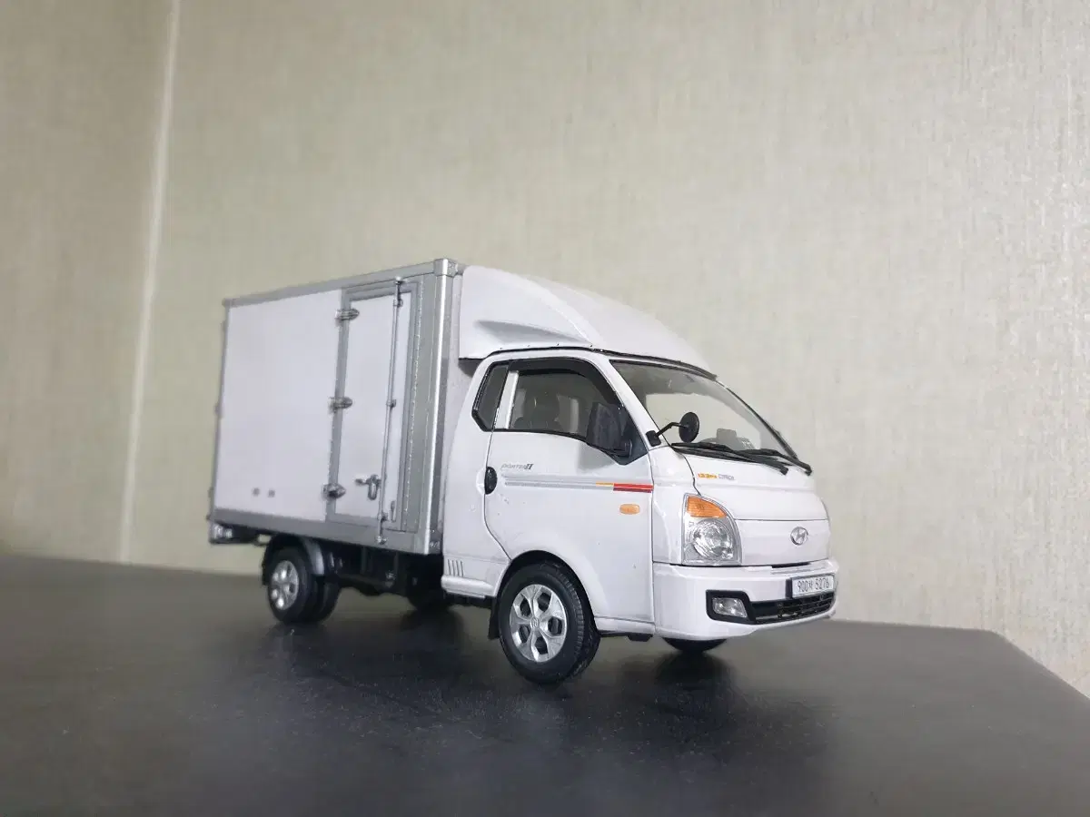 Hyundai Porter Interior Cabriolet 1:24 Scale (DiecastX)