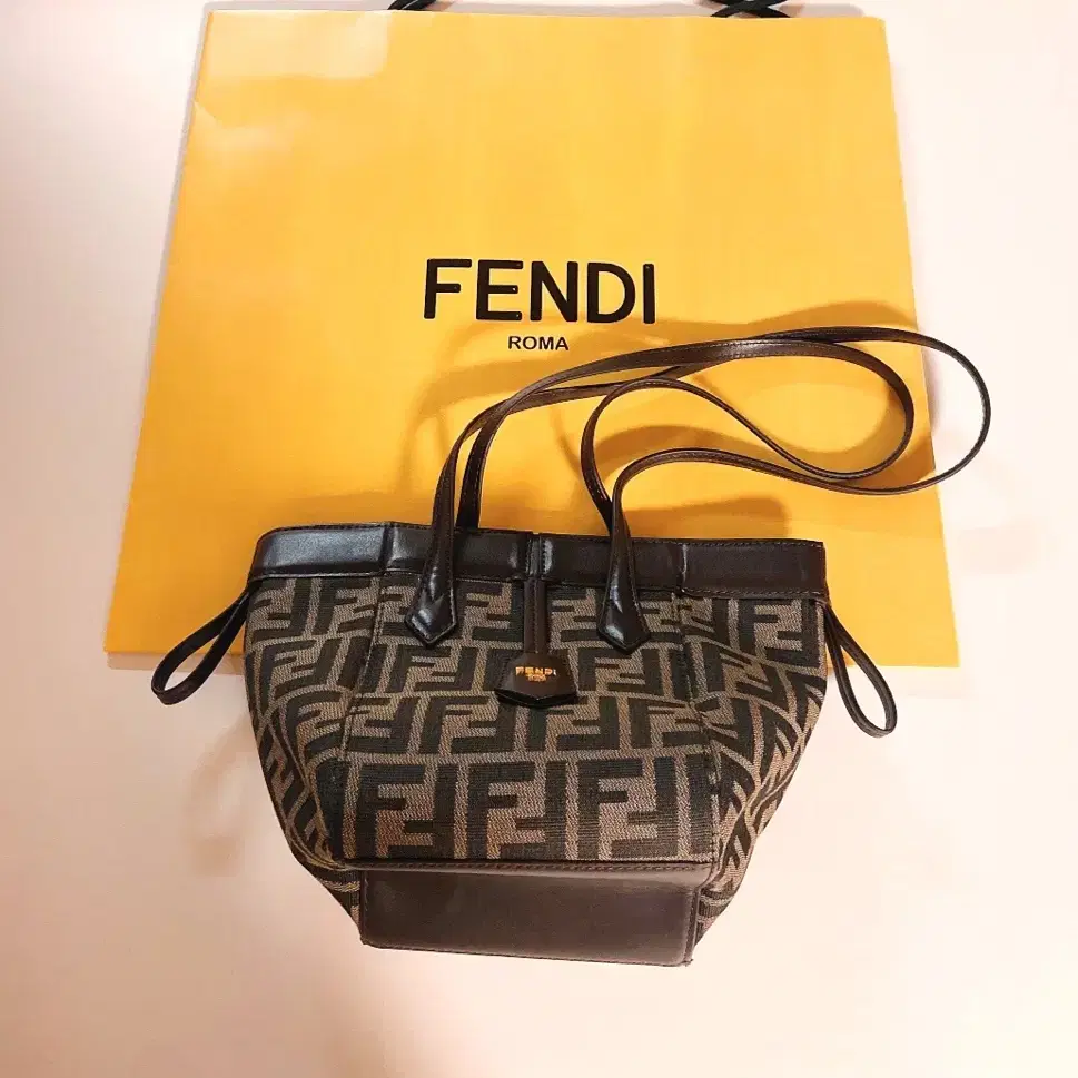 [급처!!! 거의 새상품] FENDI 펜디 오리가미 미니 버킷백