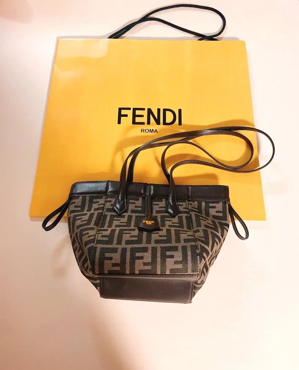 [급처!!! 거의 새상품] FENDI 펜디 오리가미 미니 버킷백