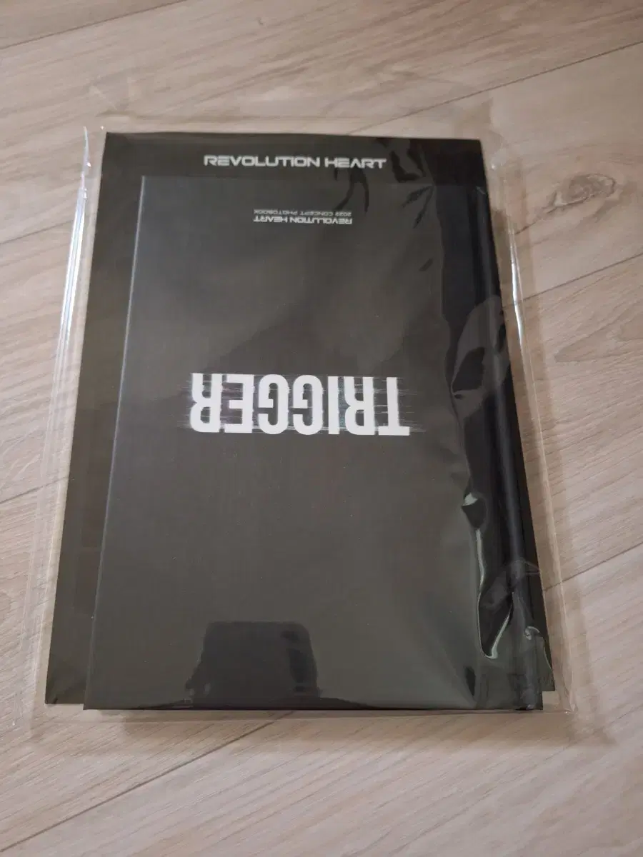 Revolution Heart Trigger photobook (Lew, Jack Photocard)