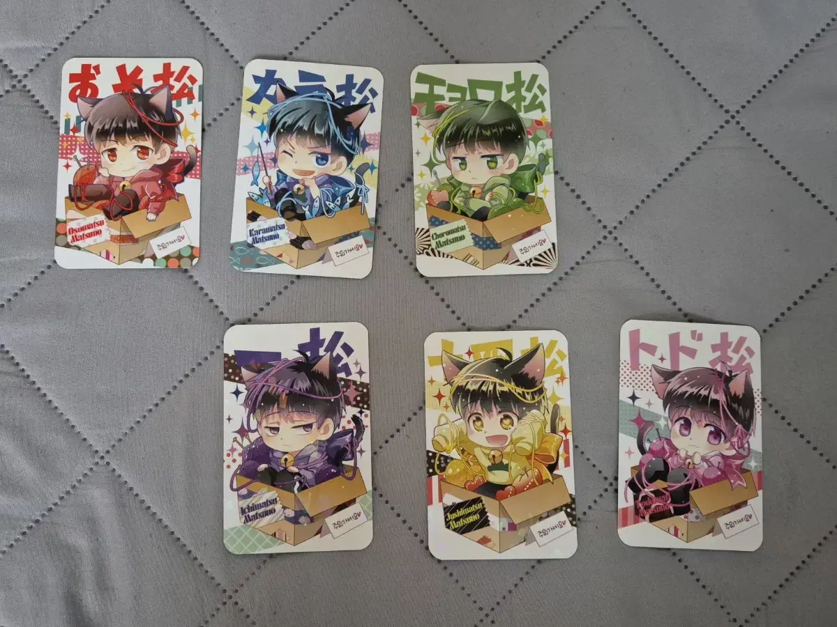 Osomatsu-san unofficial goods sells a set of photo cards.