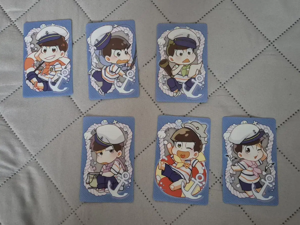 Osomatsu-san unofficial goods sells a set of photo cards.