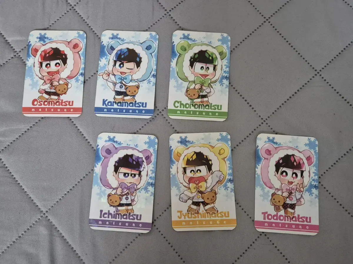 Osomatsu-san unofficial goods sells a set of photo cards.