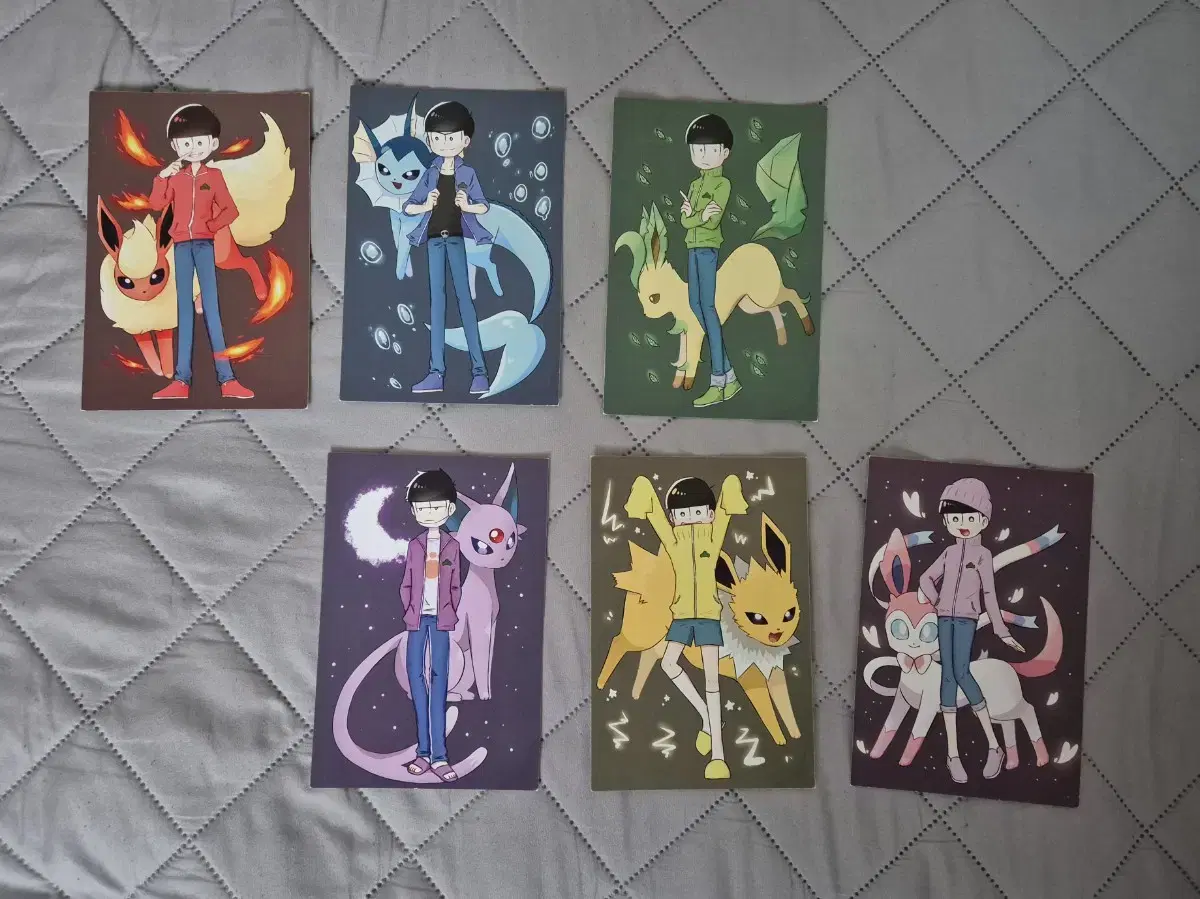 I sell Osomatsu statue unofficial goods and Pokemon postcard sets.