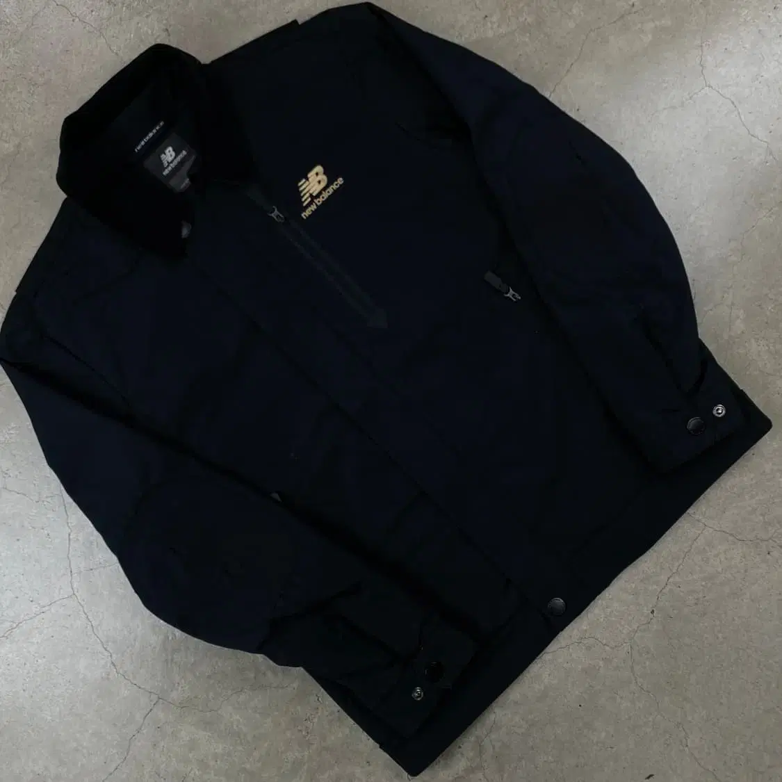 New Balance Logo Corduroy kara Black Windbreaker