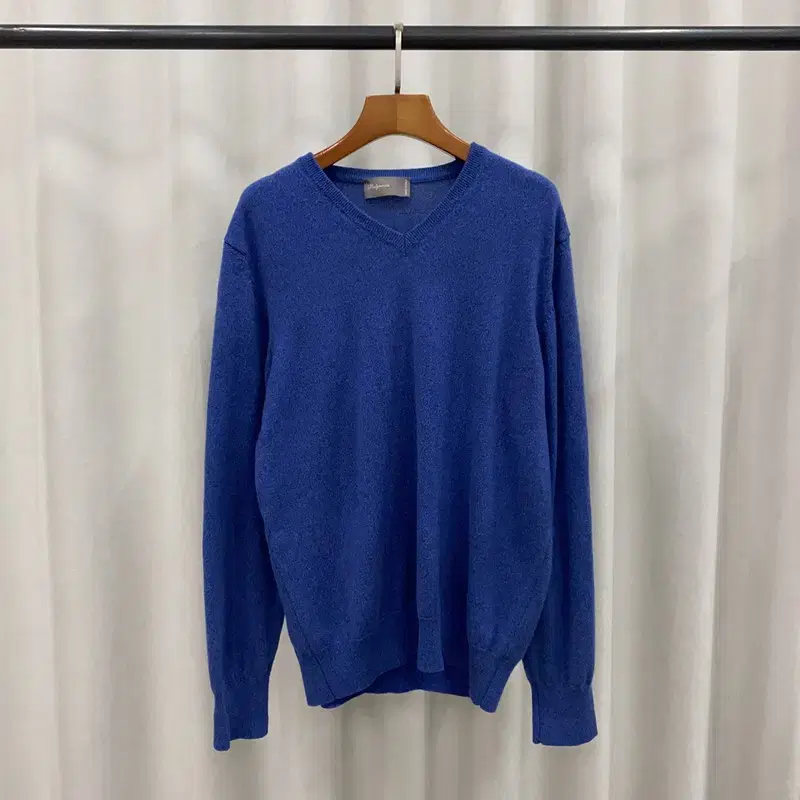 Belgravia Italian V-neck cashmere knit 100 S04010