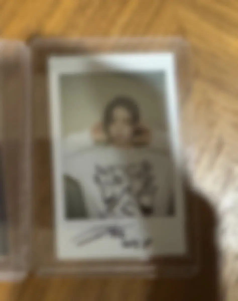 tripleS triples jeong hyerin sign polaroid