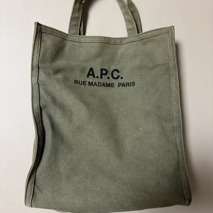 아페쎄 A.P.C RECUPERATION 토트백 카키색 판매합니다.