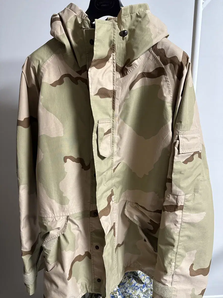 (L/R) A brand new Desert Camo Gen 1 Gore-Tex jacket for sale.