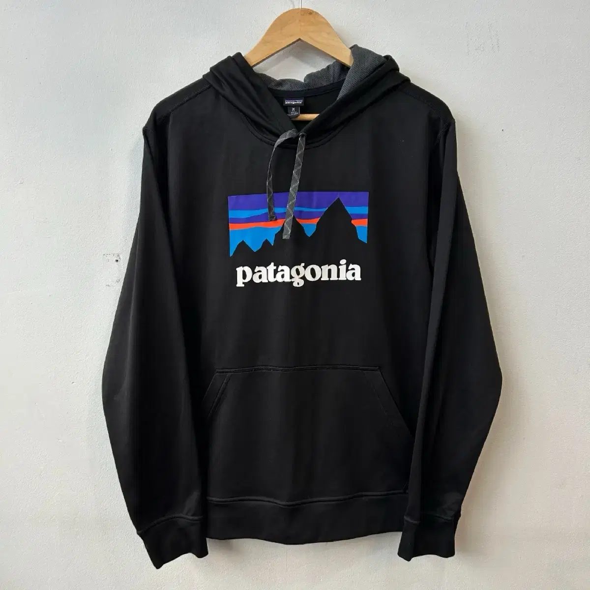 12720 - Patagonia Black Hoodie