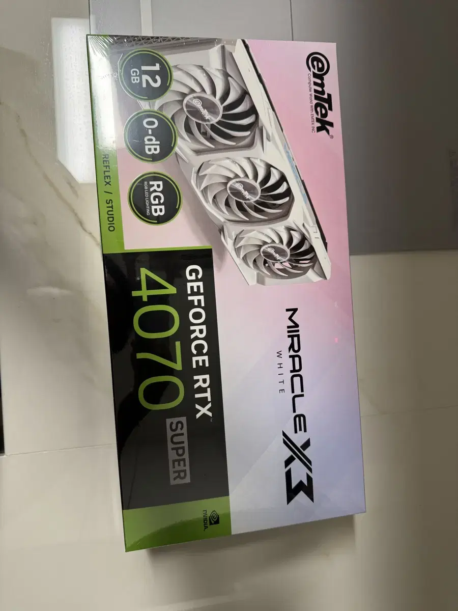 미개봉 rtx 4070super 화이트 팝니다