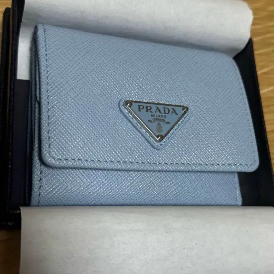 prada 사피아노 가죽 반지갑 페일블루