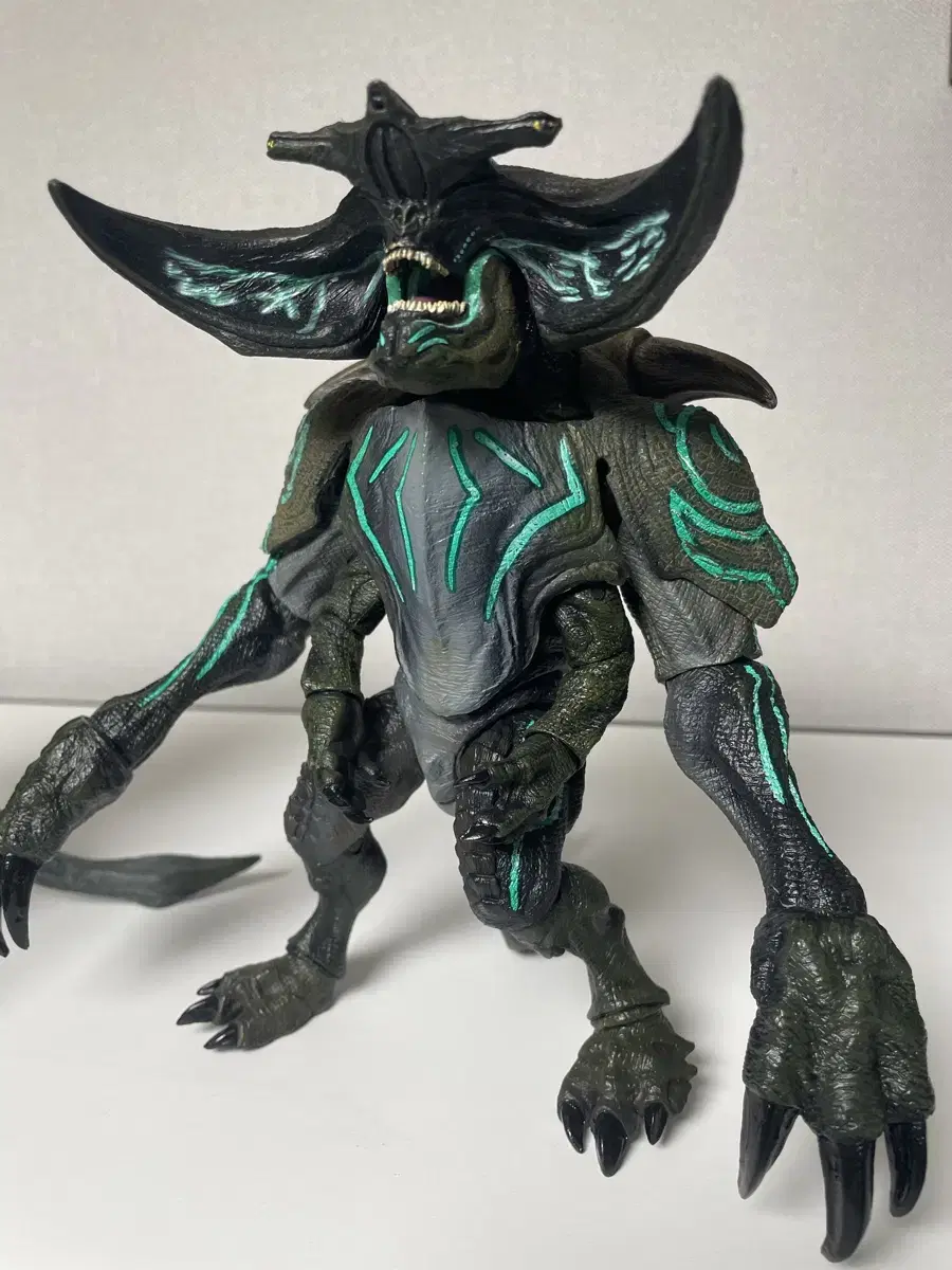 Rare Out of Print Rare) NECA Pacific Rim Kai Zuu Skinner