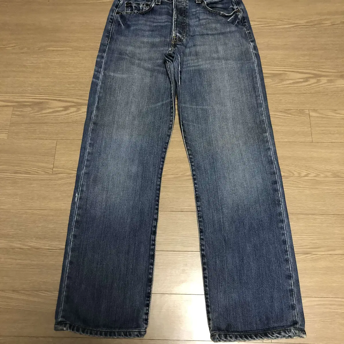 30) 00's Levi's 501 Straight Fit Light Blue Washed Denim