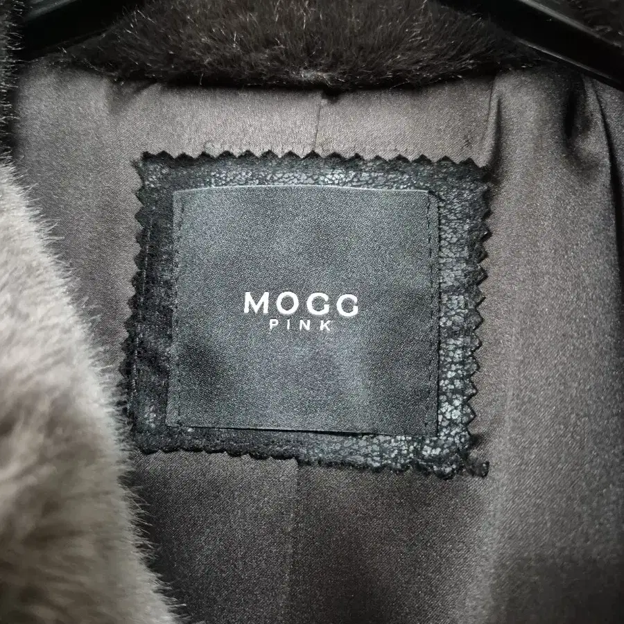 MOGG 카라배색 페이크퍼 밍크코트 66