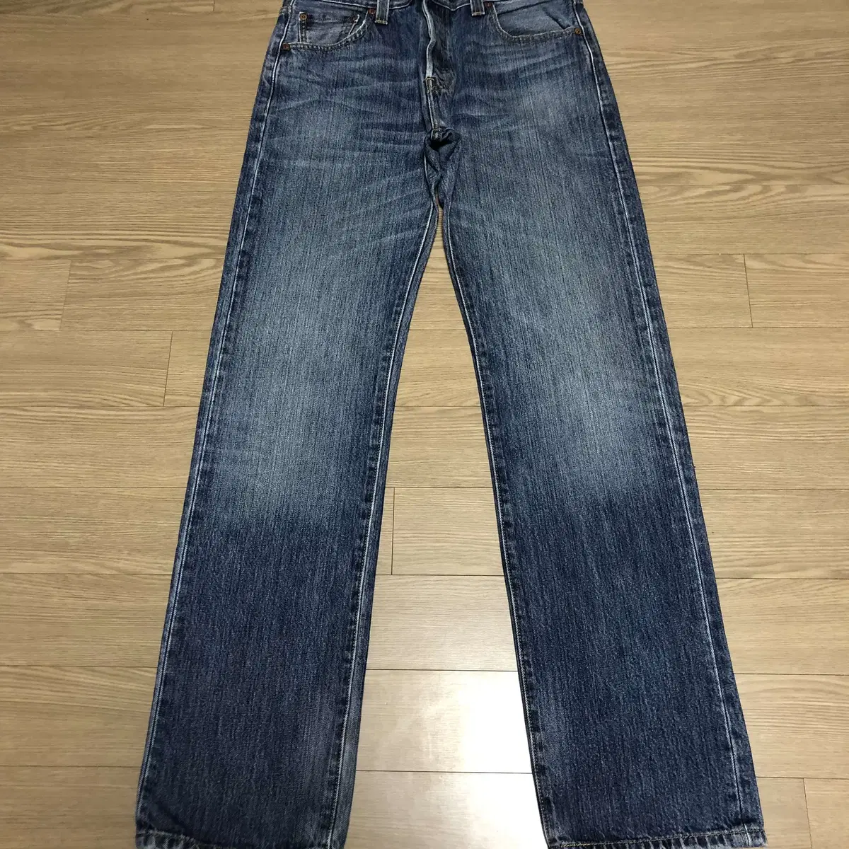 30) 00's Levi's 501 Straight Fit Light Blue Denim