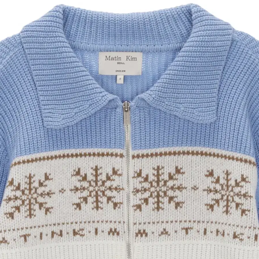 마뗑킴 니트 집업 SNOWFLAKE KNIT ZIP UP IN BLUE