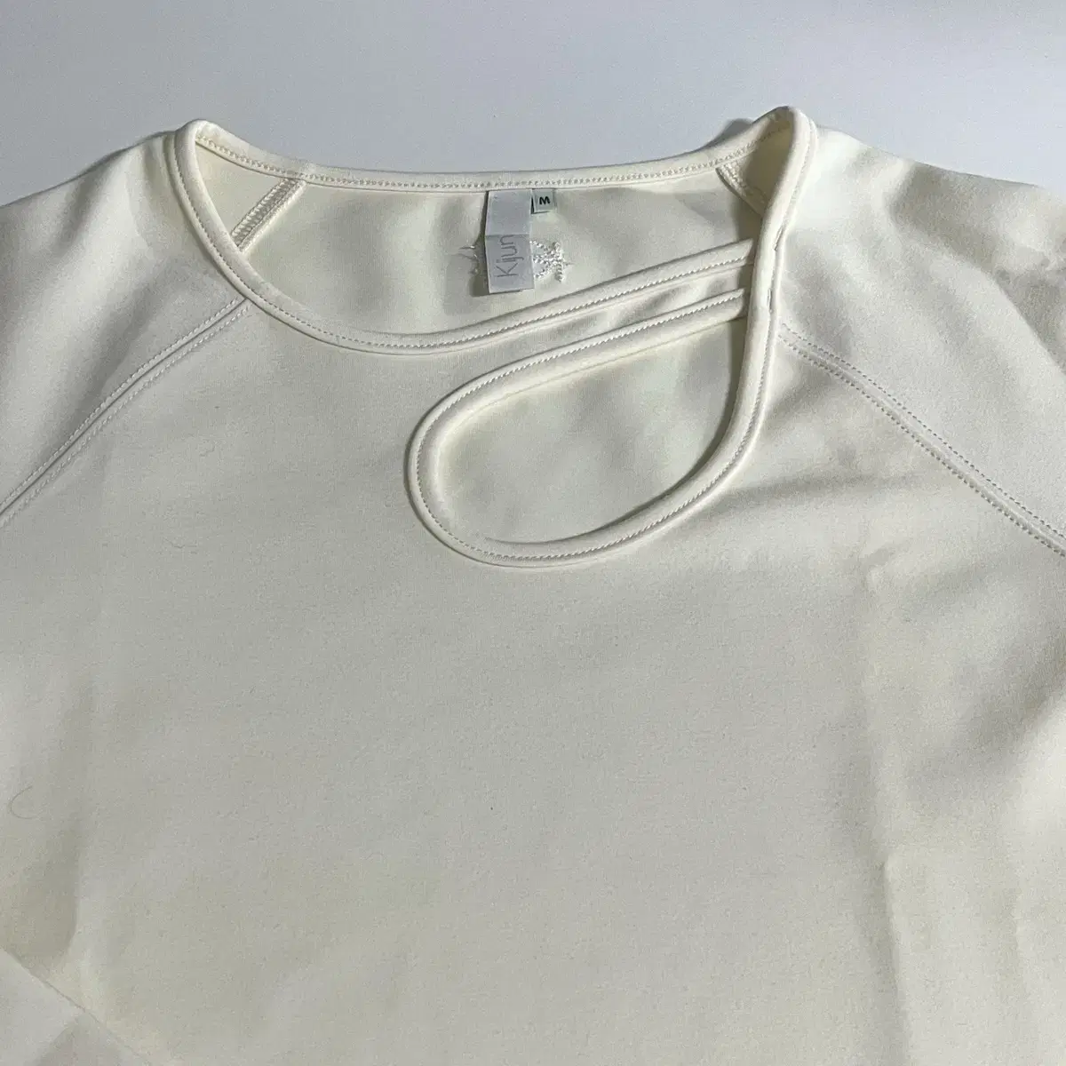 KIJUN 기준 Bridge-Neck Top 티셔츠 Cream