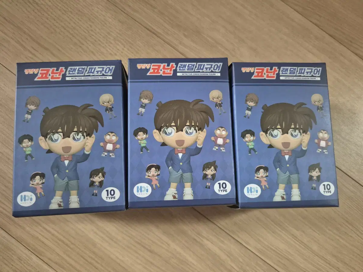 Selling random Detective Conan figures.