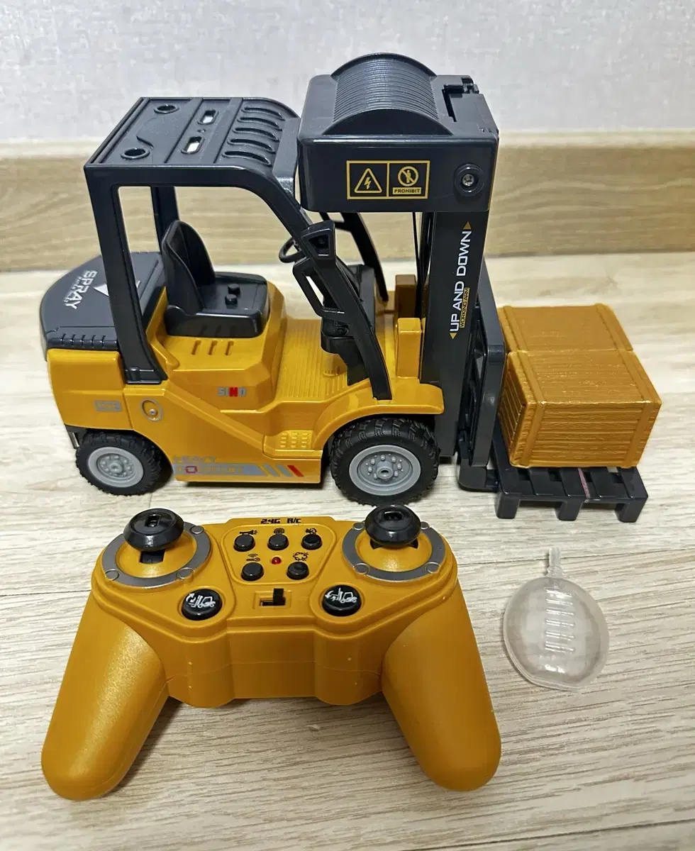 Radio-controlled forklift trucks