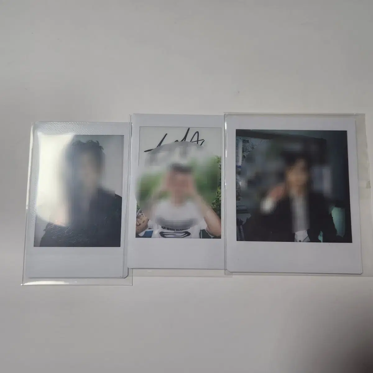 nu'est aron kwakaron sign polaroid