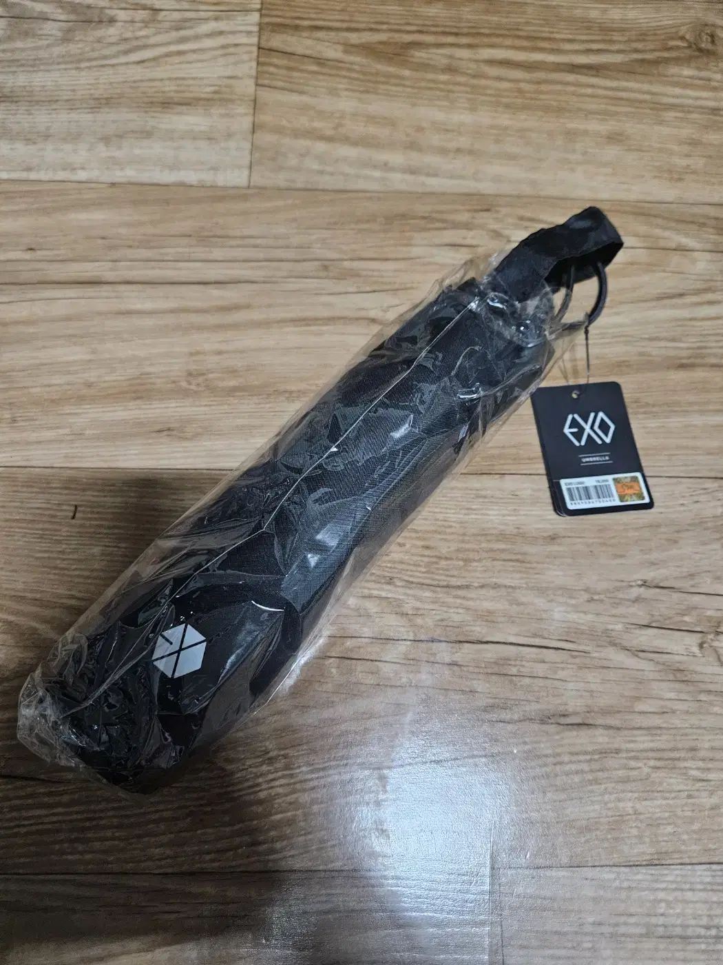 I am selling an unsealed EXO logo umbrella~!