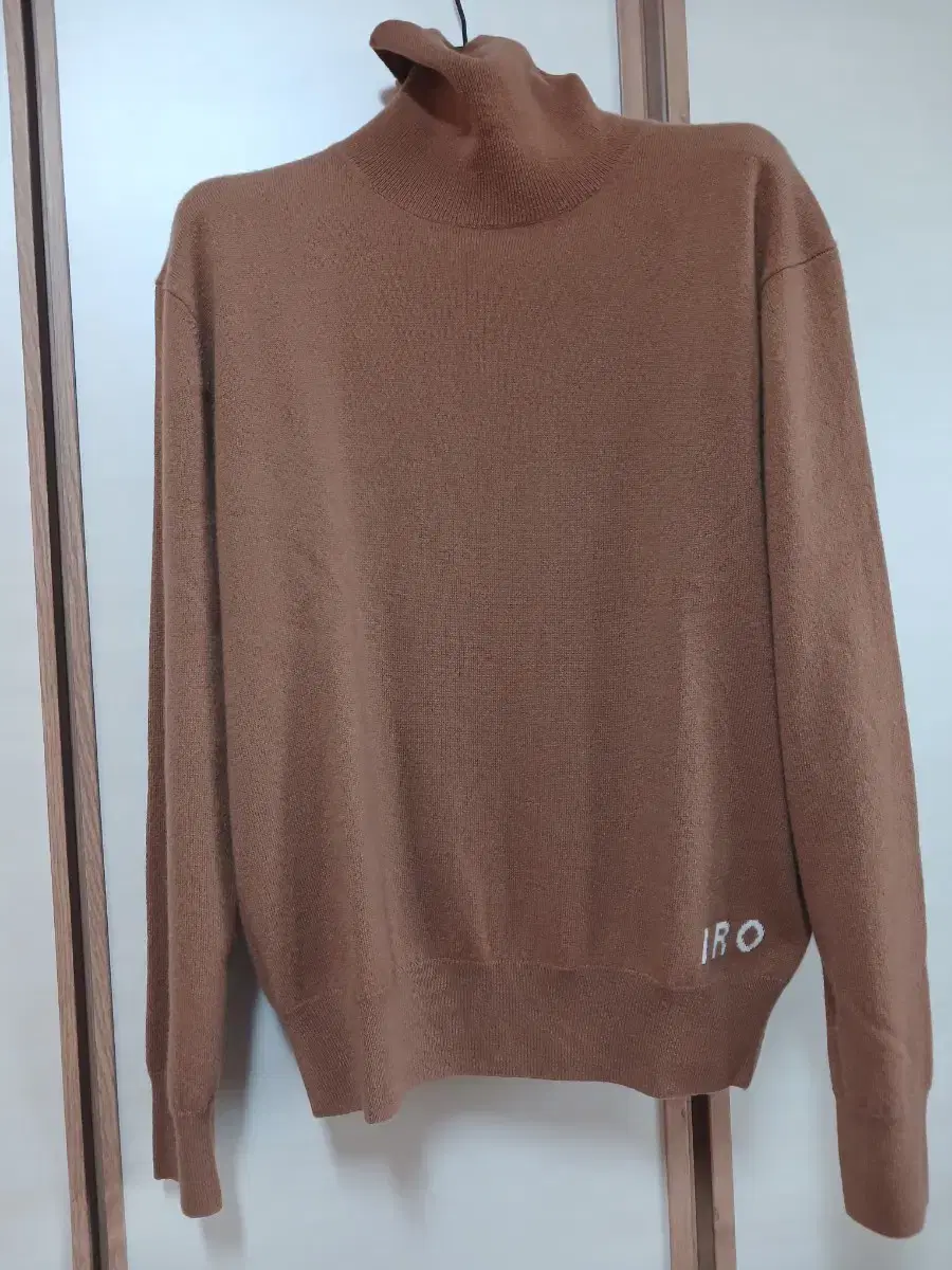 IROIro 100% cashmere turtleneckMNew