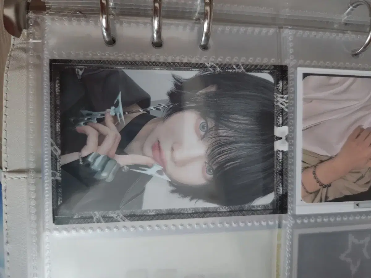 Aespa winter sells photocards of the flash beat version of the album.