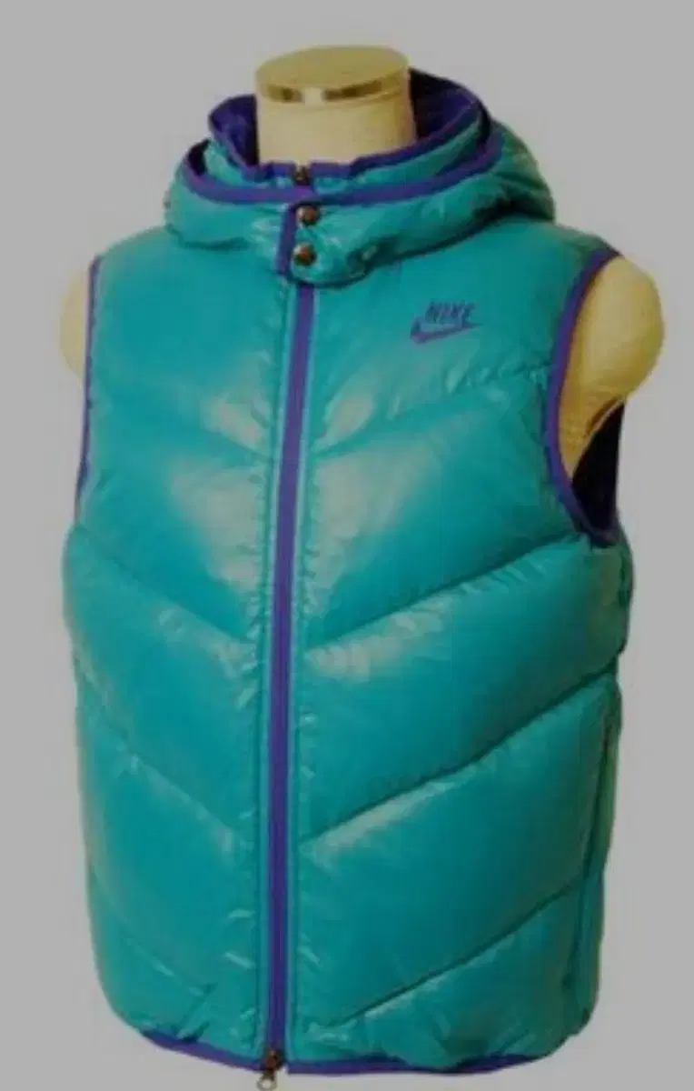 Nike L.I.S Padded Down Vest in Emerald