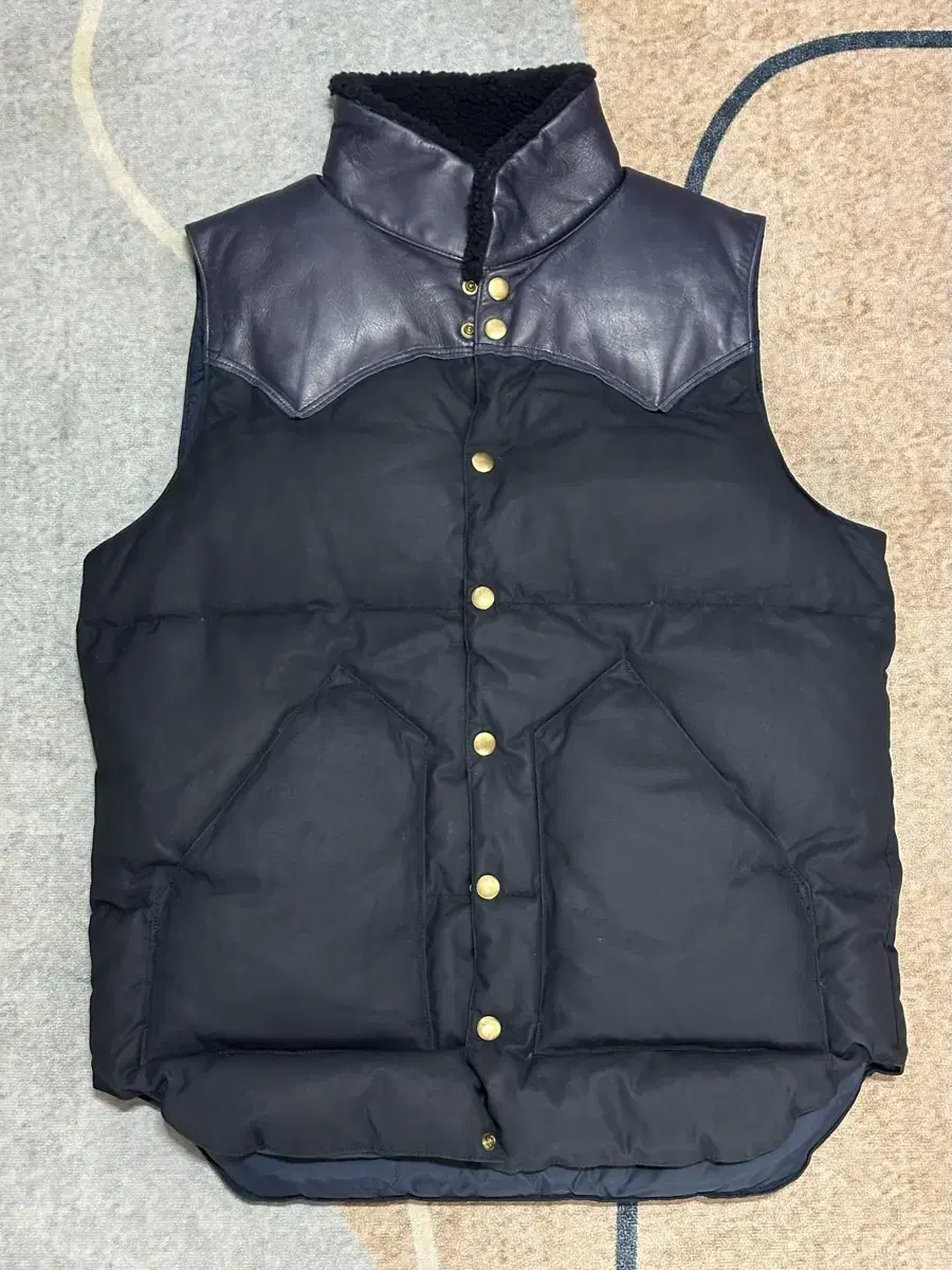 [40] Beauty & U x Rocky Mountain Padded Bed Vest Navy