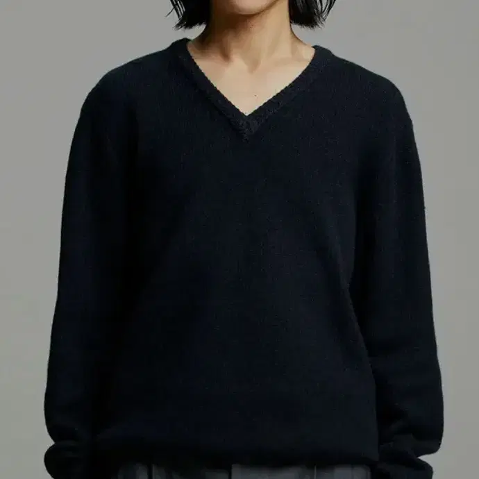 어나더오피스 CRAFT V-Neck Sweater (Dark Navy)