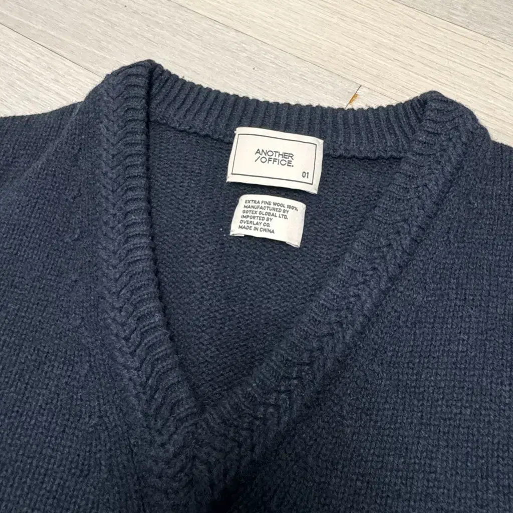 어나더오피스 CRAFT V-Neck Sweater (Dark Navy)